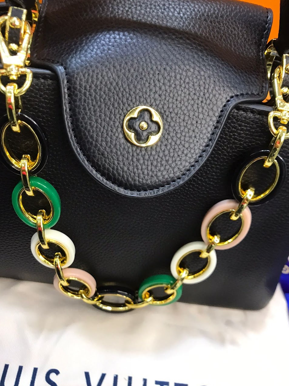 Louis Vuitton Broche  dorado Negra Piel