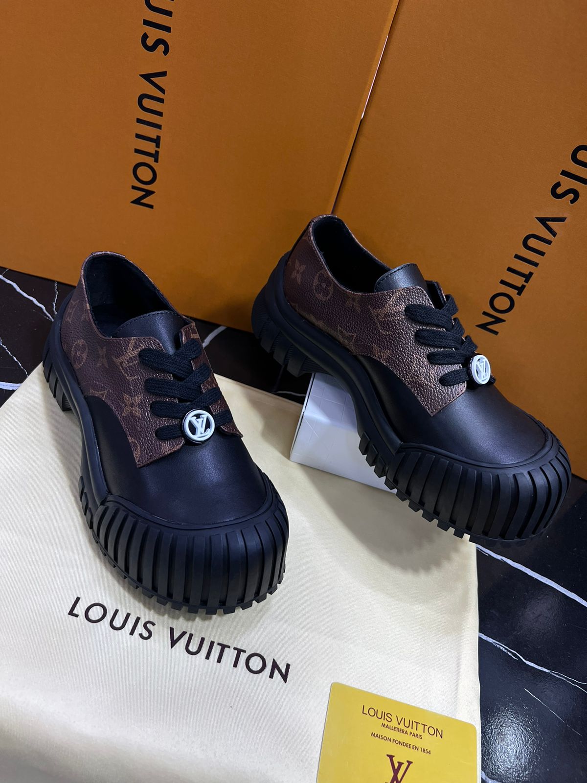 Louis Vuitton Zapato Tenis negros con café