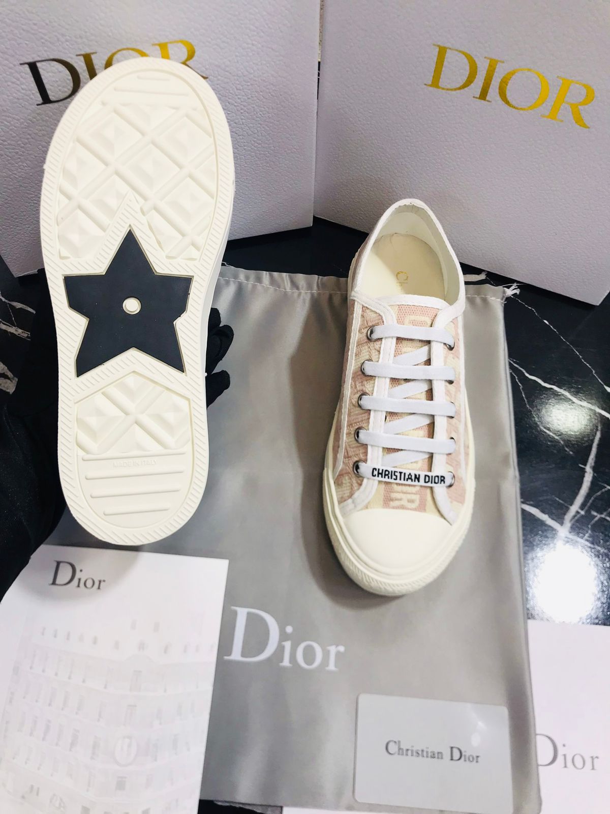 Dior tenis blancos con crema