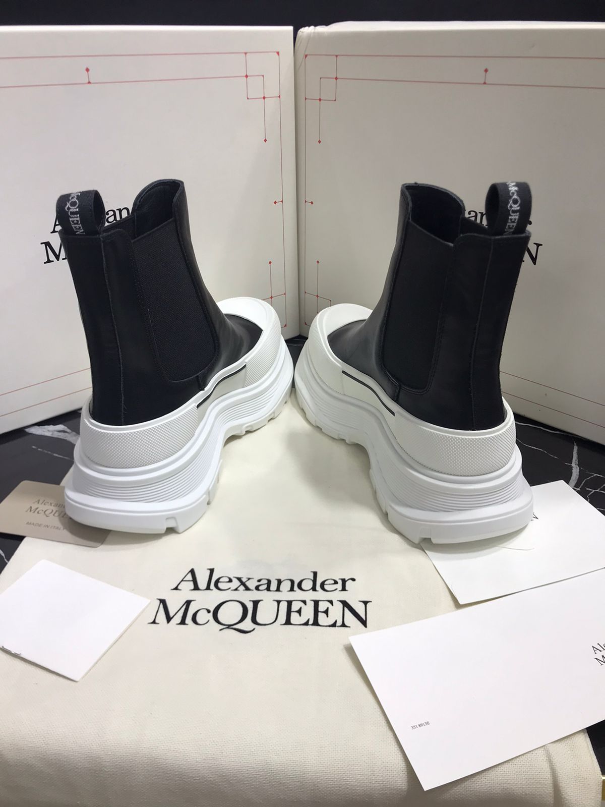 Alexander Mc Queen botin blanco con negro