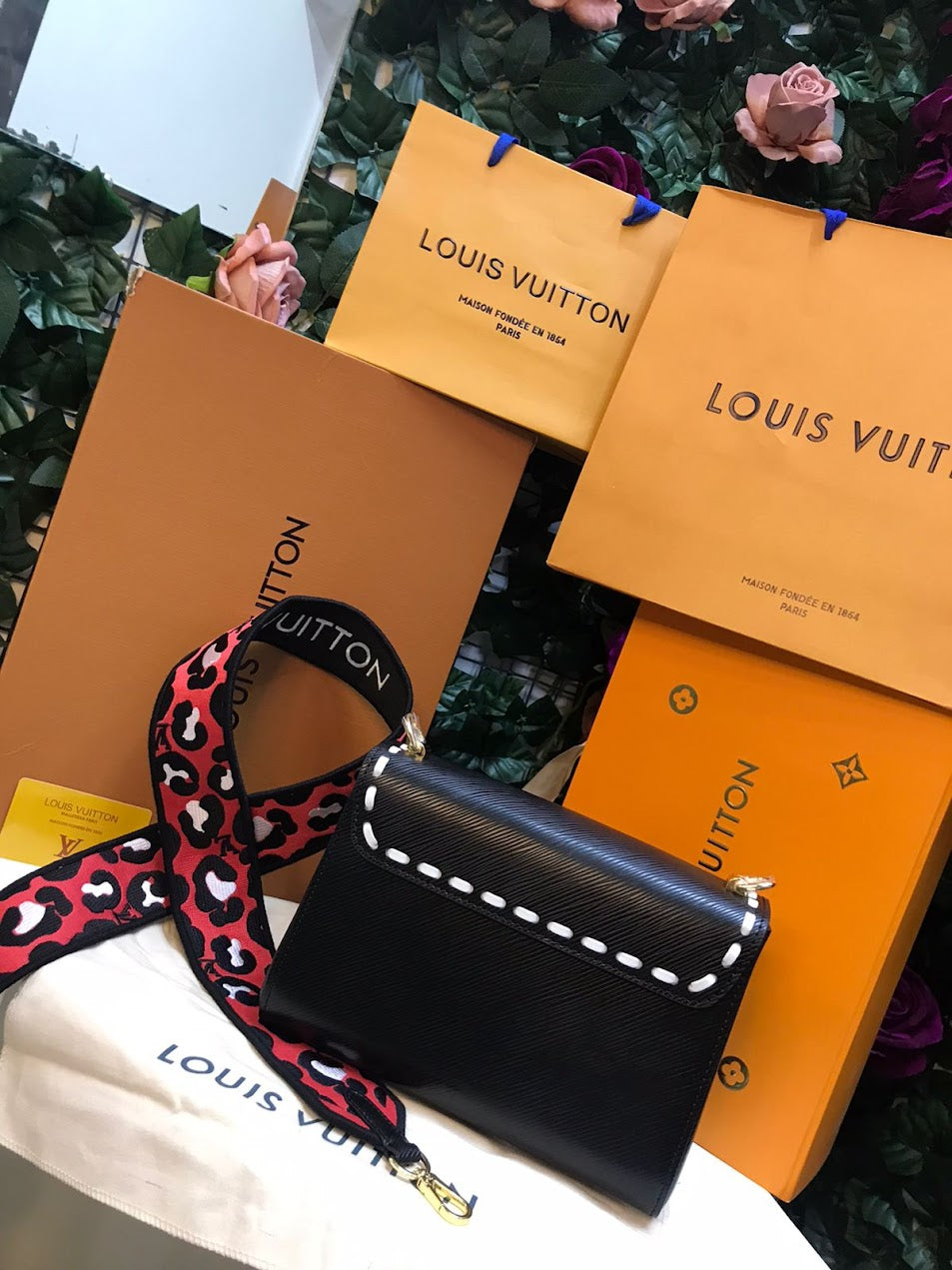 Louis Vuitton Negra con Bordados Plateados Pie