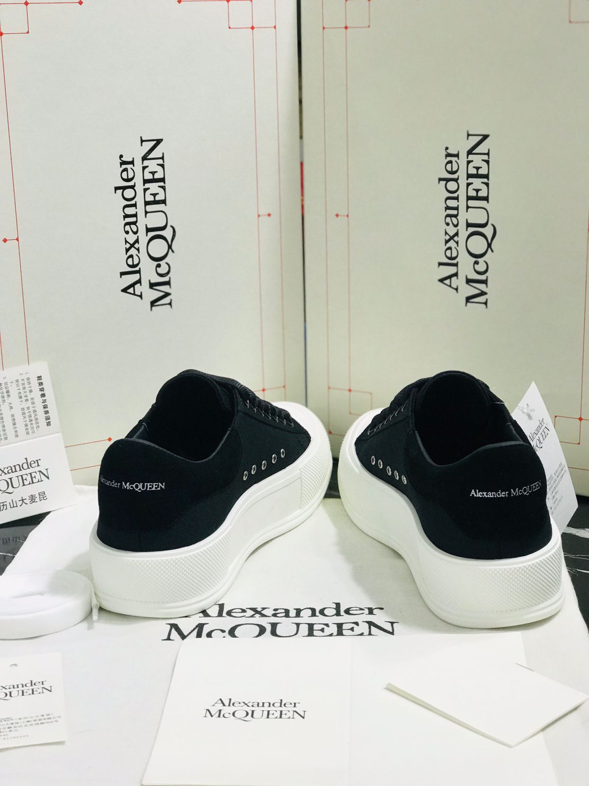 Tenis Alexander Mc Queen blancos con negro