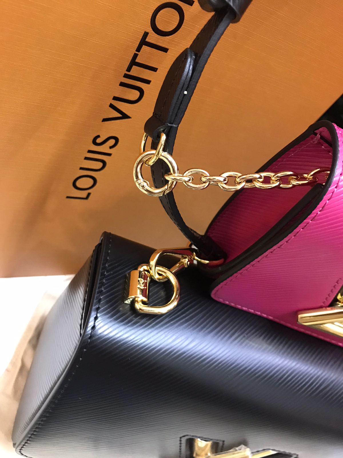 Louis Vuitton Negra con Monedero Rosa Piel