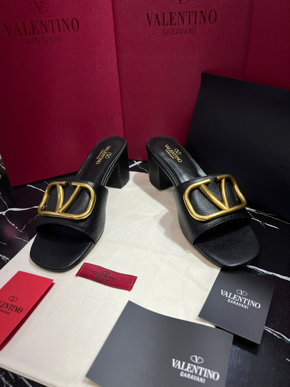 Valentino Sandalia tacon bajo color negro con dorado