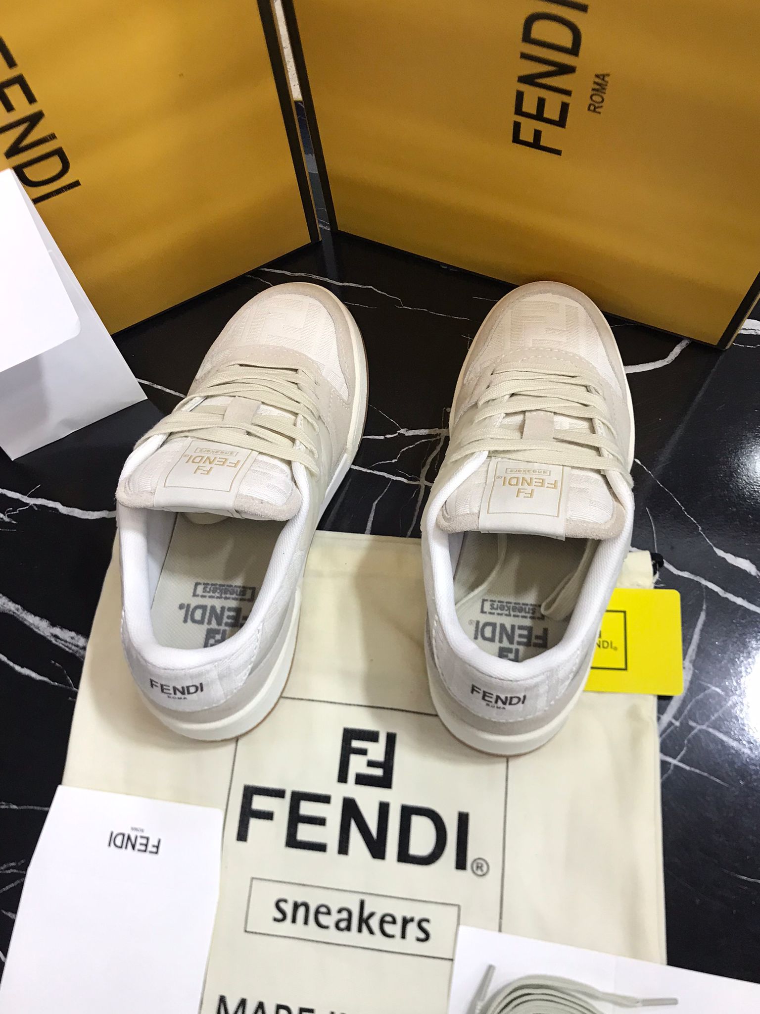 Fendi tenis blanco con cafe