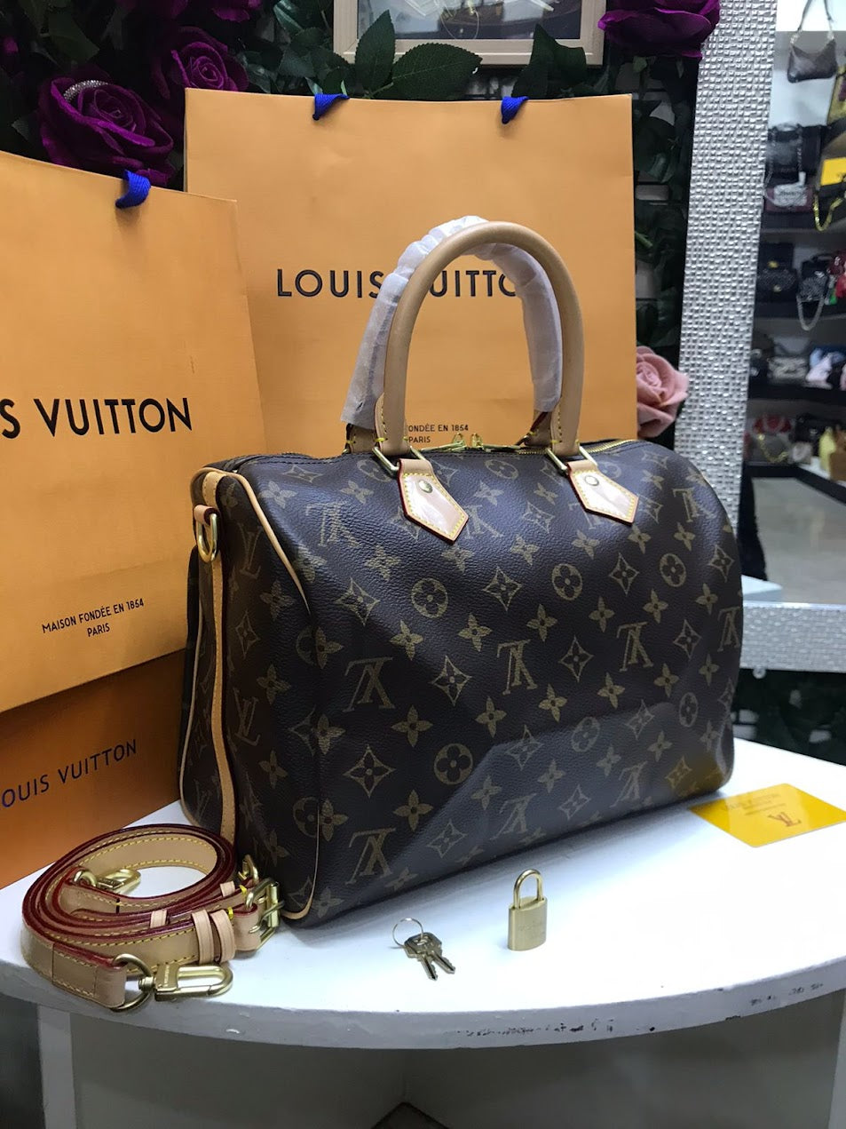 Louis Vuitton Cafe Bordados en Costado Piel