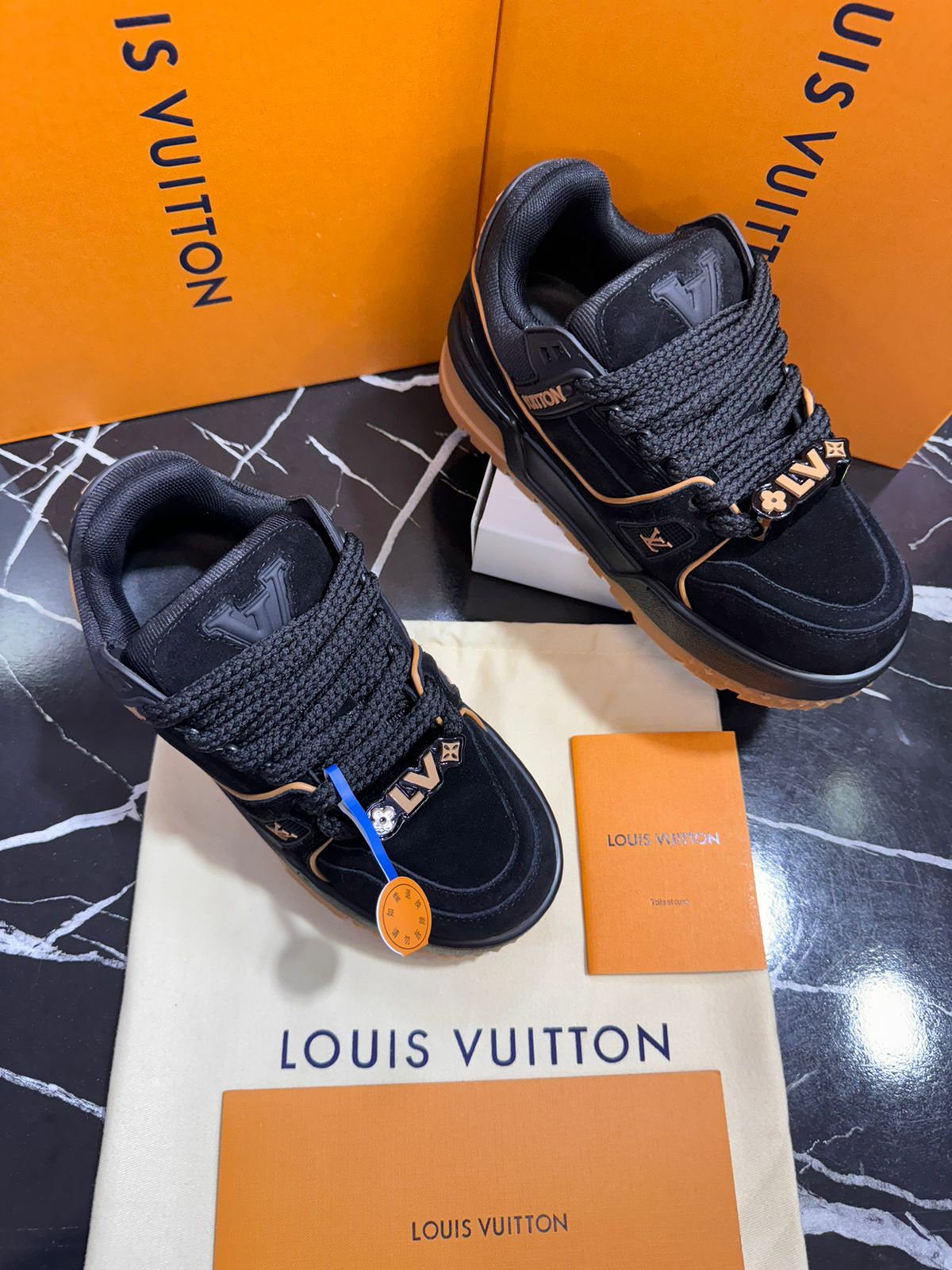 Louis Vuitton tenis negros con café