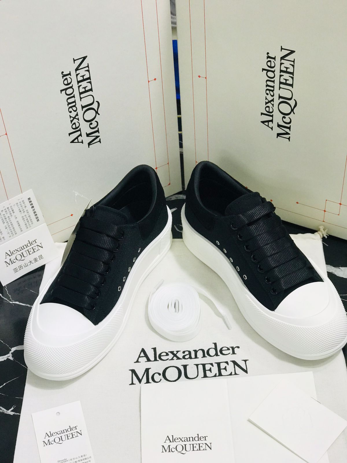 Tenis Alexander Mc Queen blancos con negro