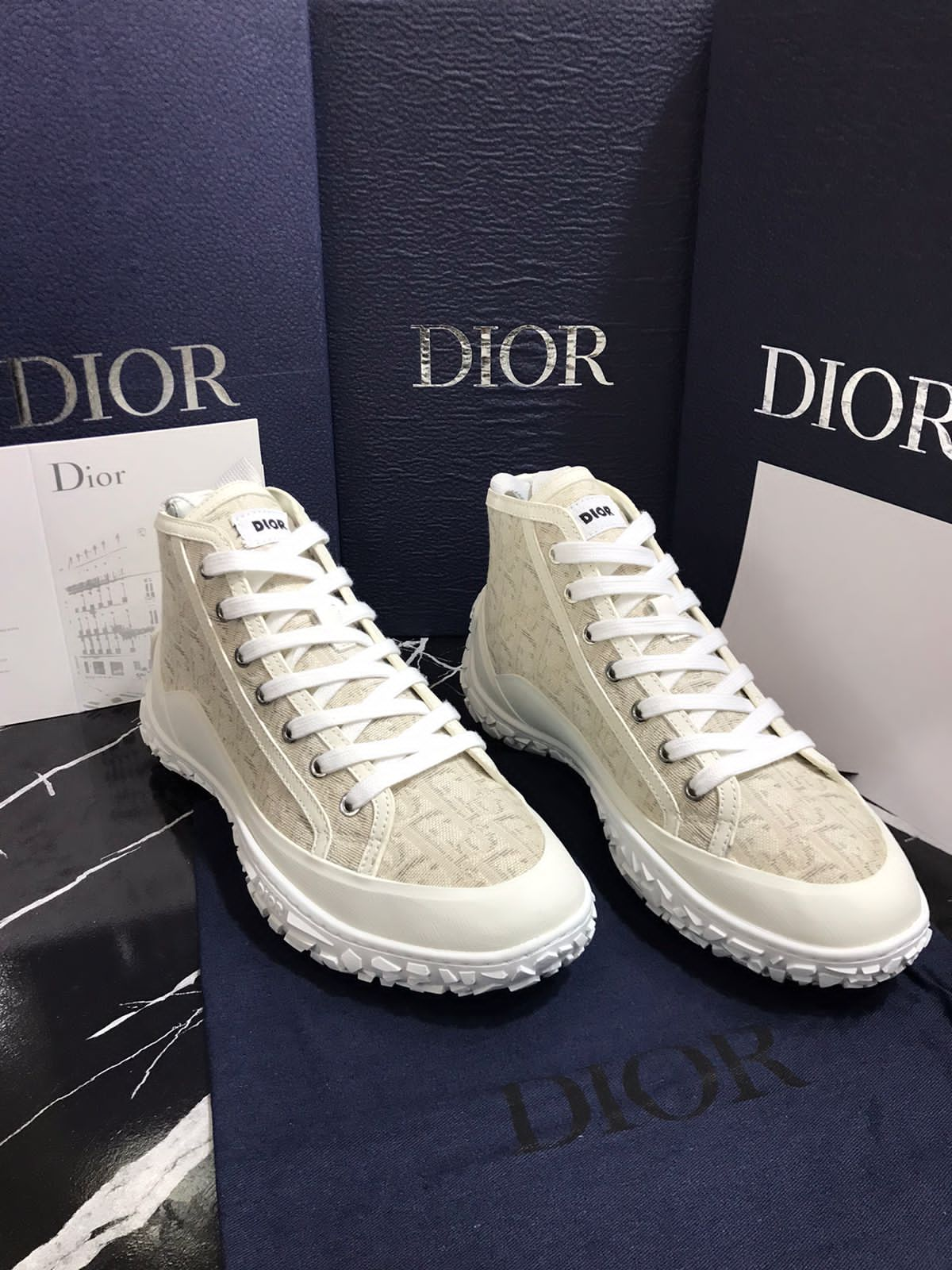 Christian Dior tenis color crema Caballero