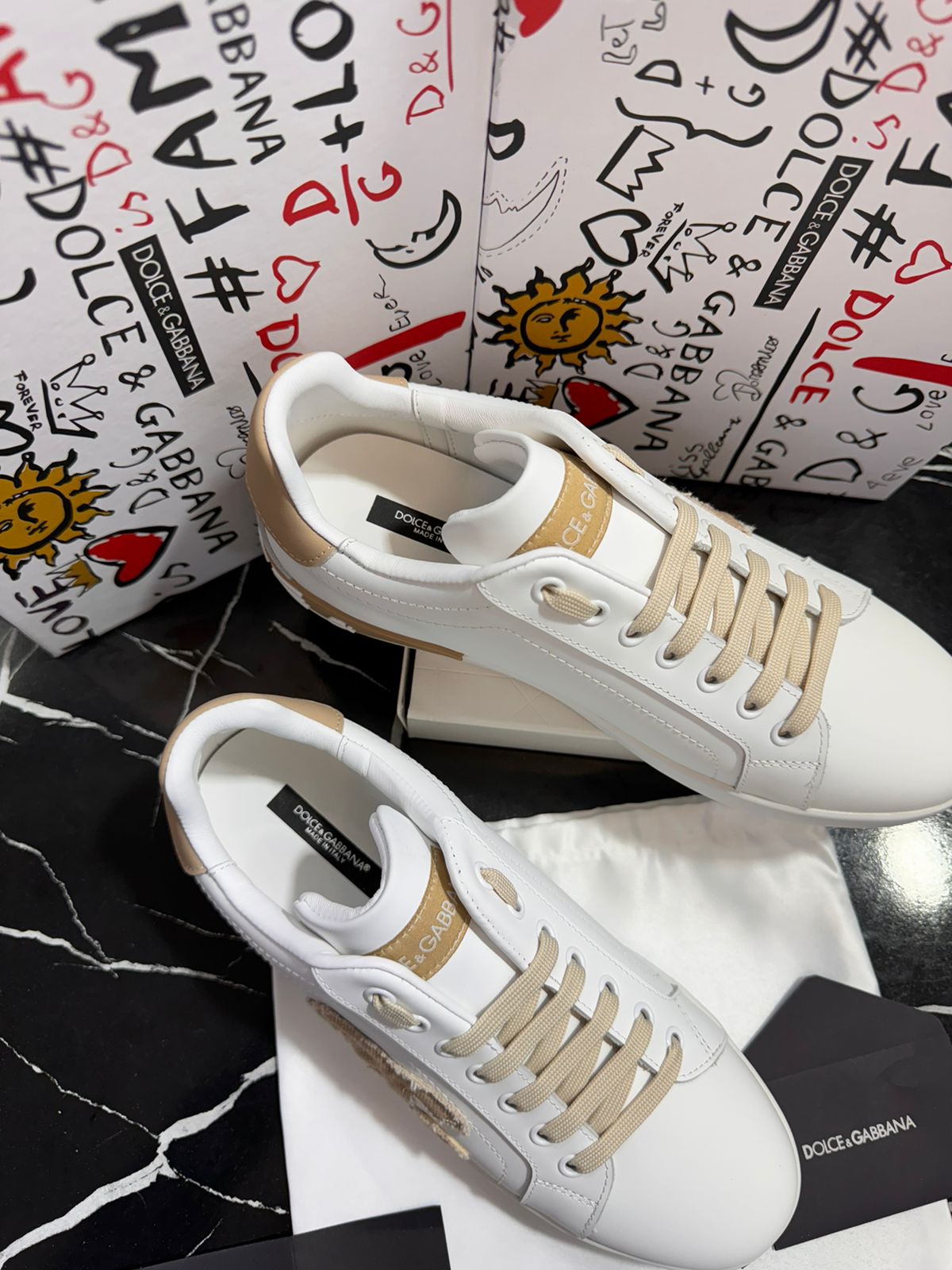 Dolce Gabbana zapatos blancos con dorado