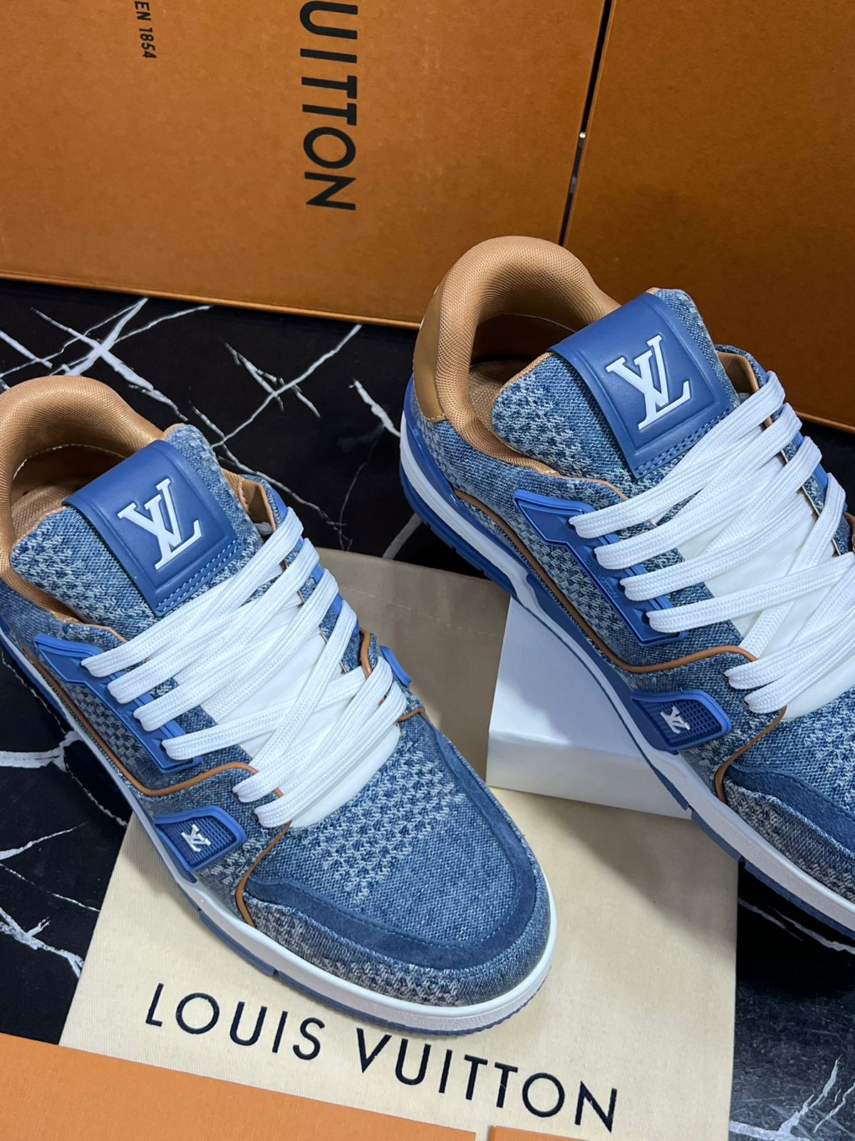 Louis Vuitton Tenis color gris con azul