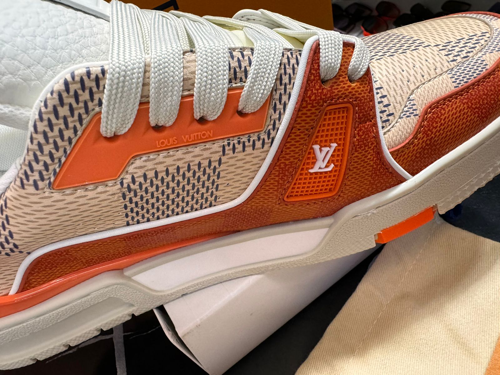 Louis Vuitton tenis blanco con naranja Caballero