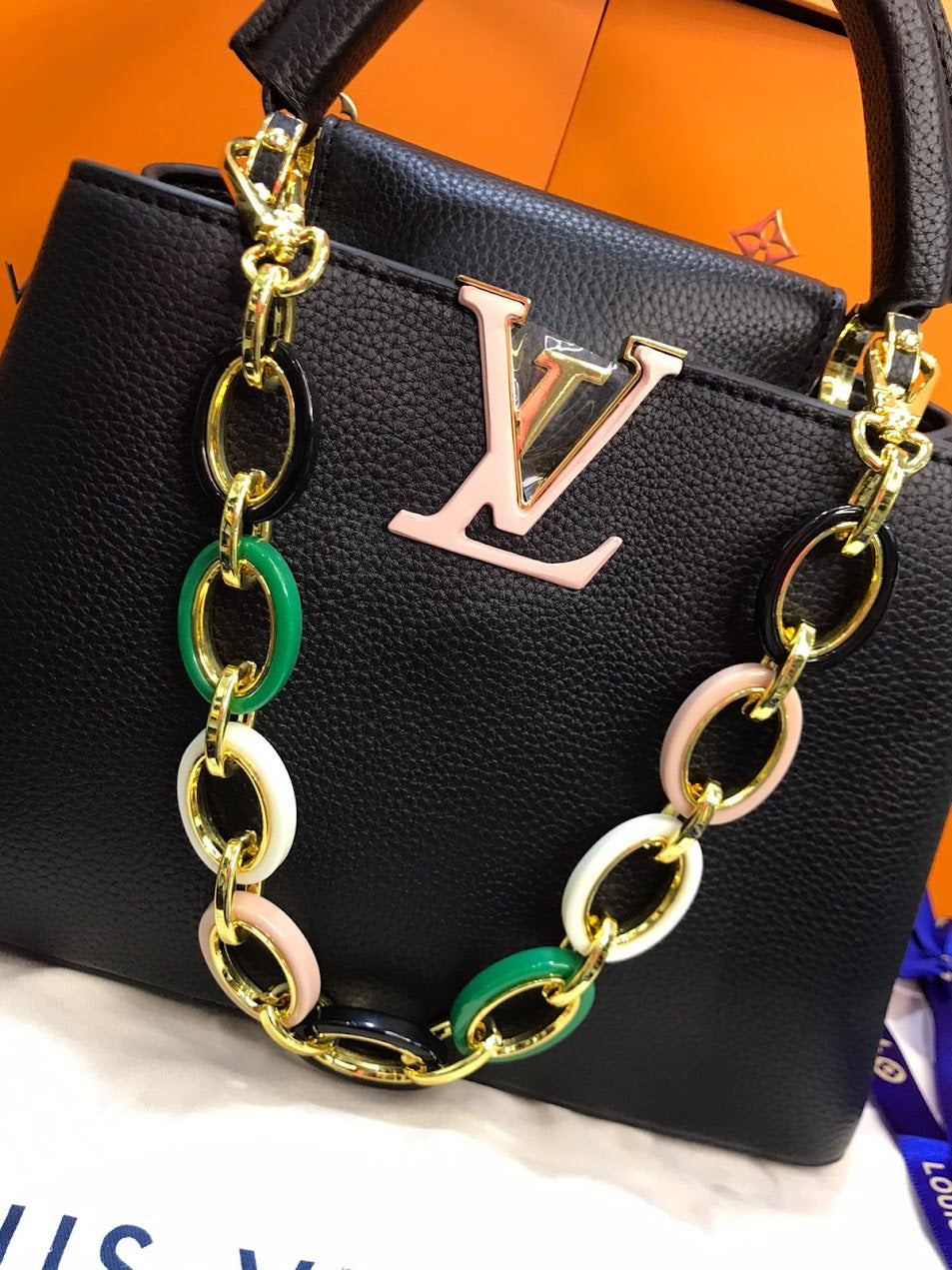 Louis Vuitton Broche  dorado Negra Piel