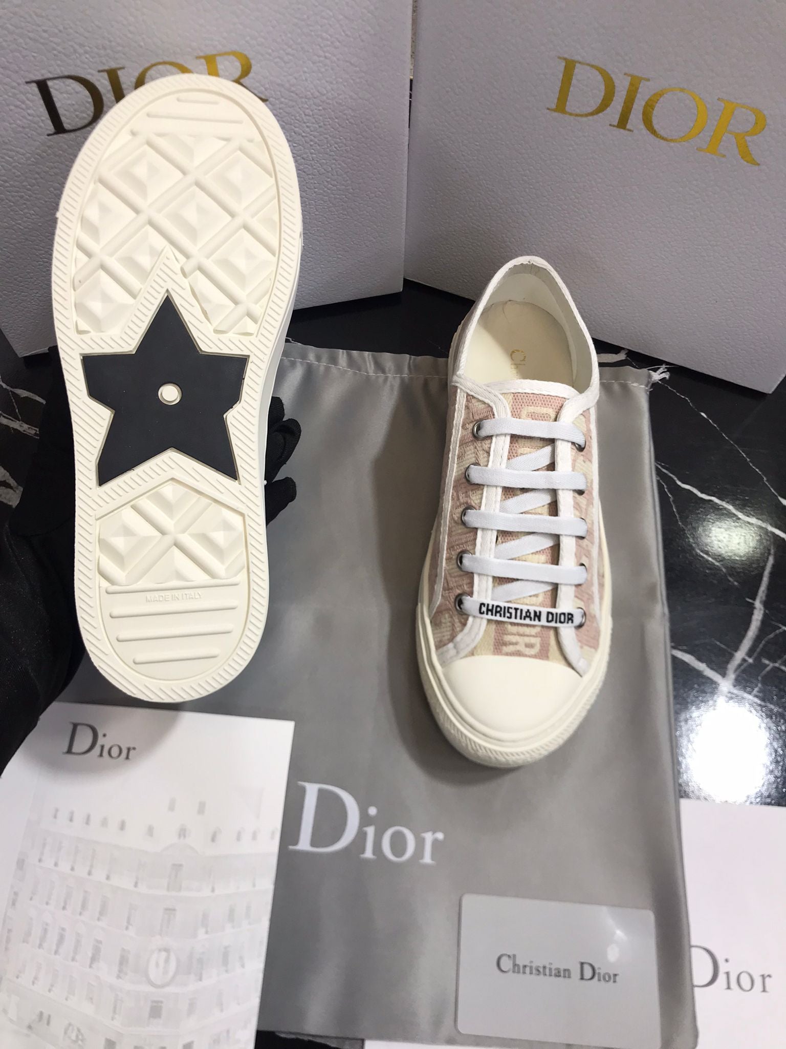 Dior tenis blancos con crema