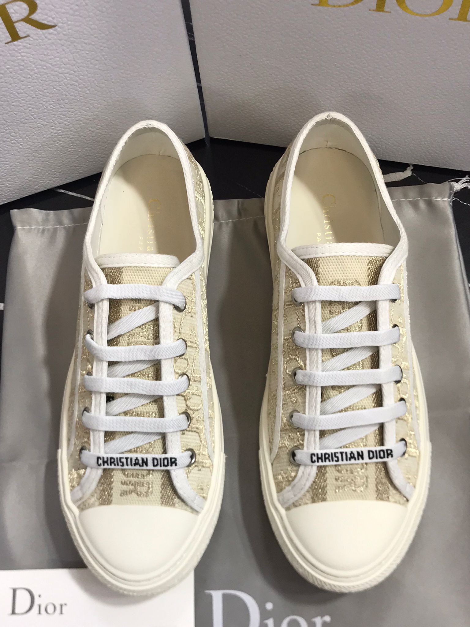 Christian Dior Tenis color crema