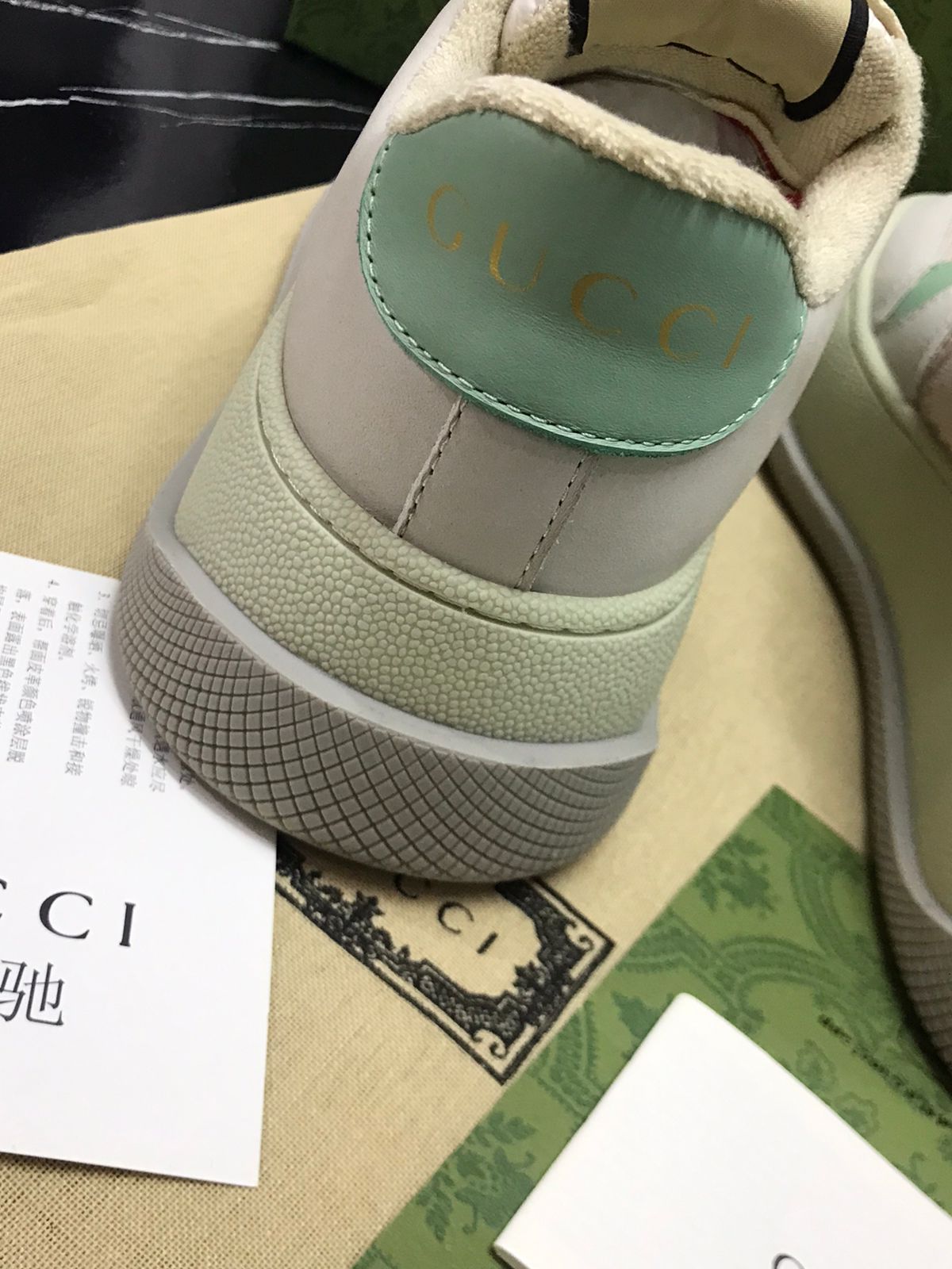 Gucci Tenis blanco con rosa