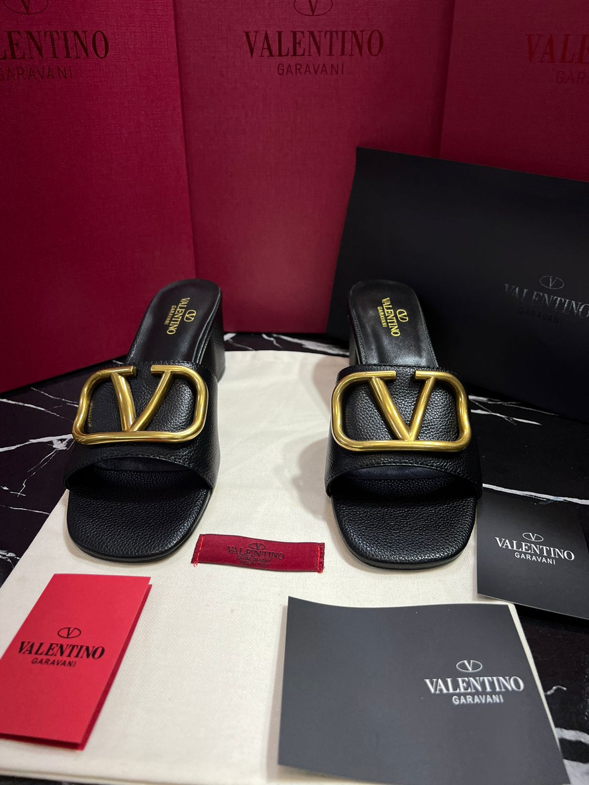 Valentino Sandalia tacon bajo color negro con dorado