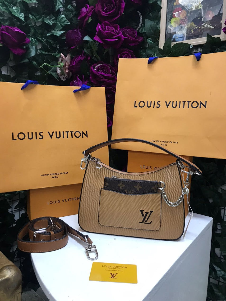 Louis Vuitton Crema con Cartera Piel