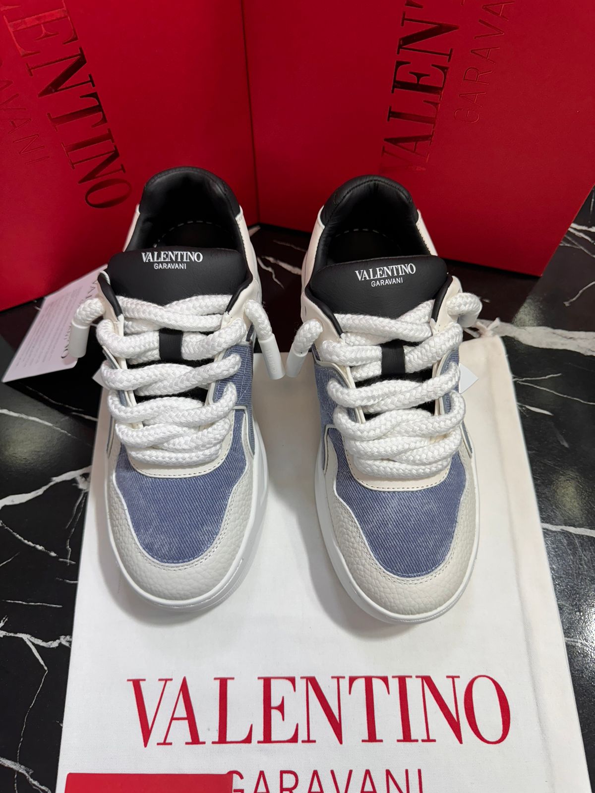 valentino zapatos blacos con gris