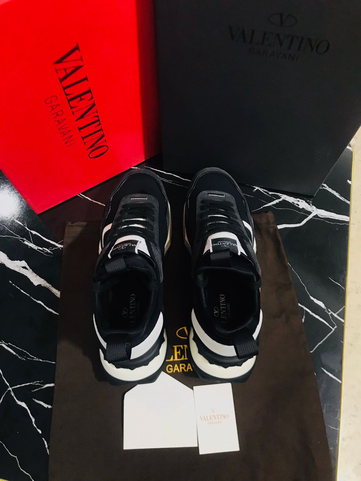 Valentino tenis negro con blanco Caballero