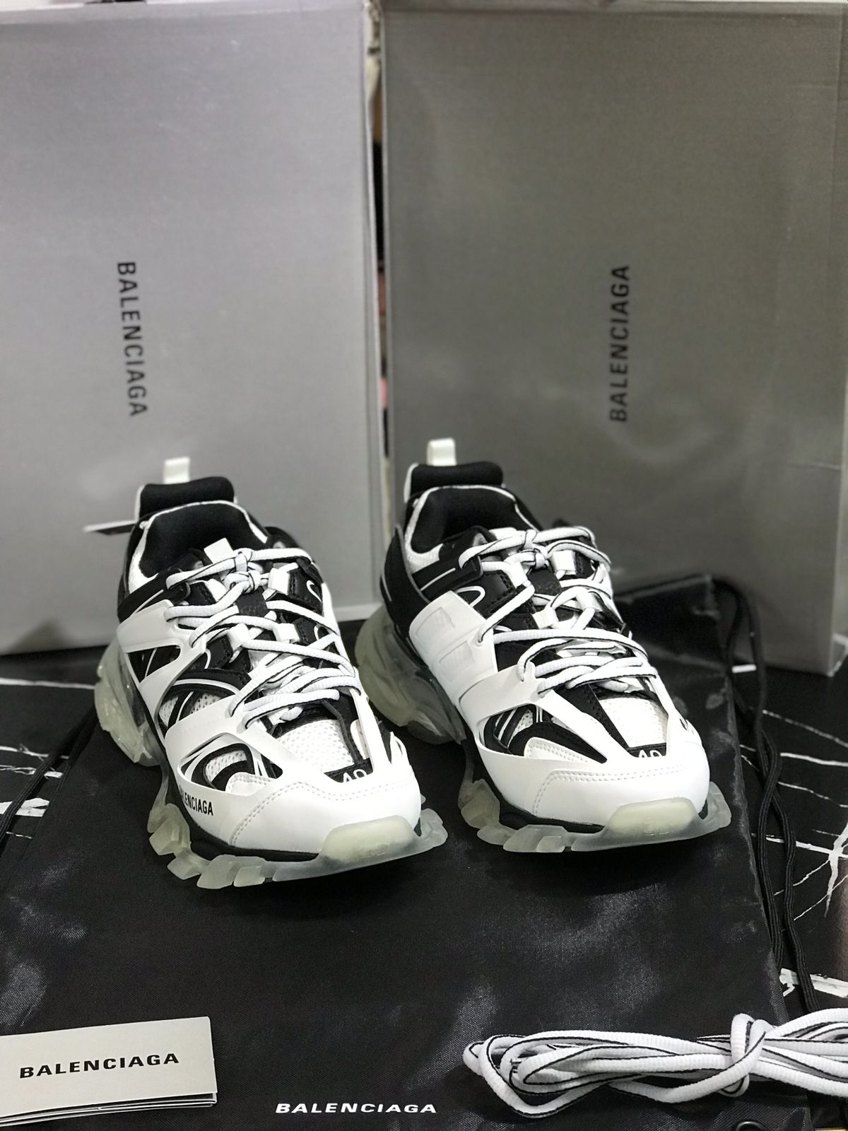 BALENCIAGA COLOR BLANCO CON NEGRO Caballero