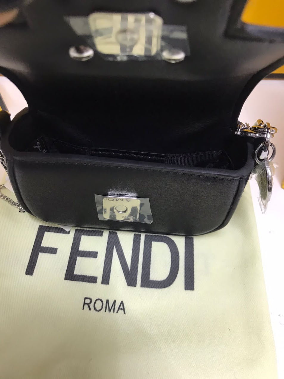 Fendi Negra con Cadena Piel