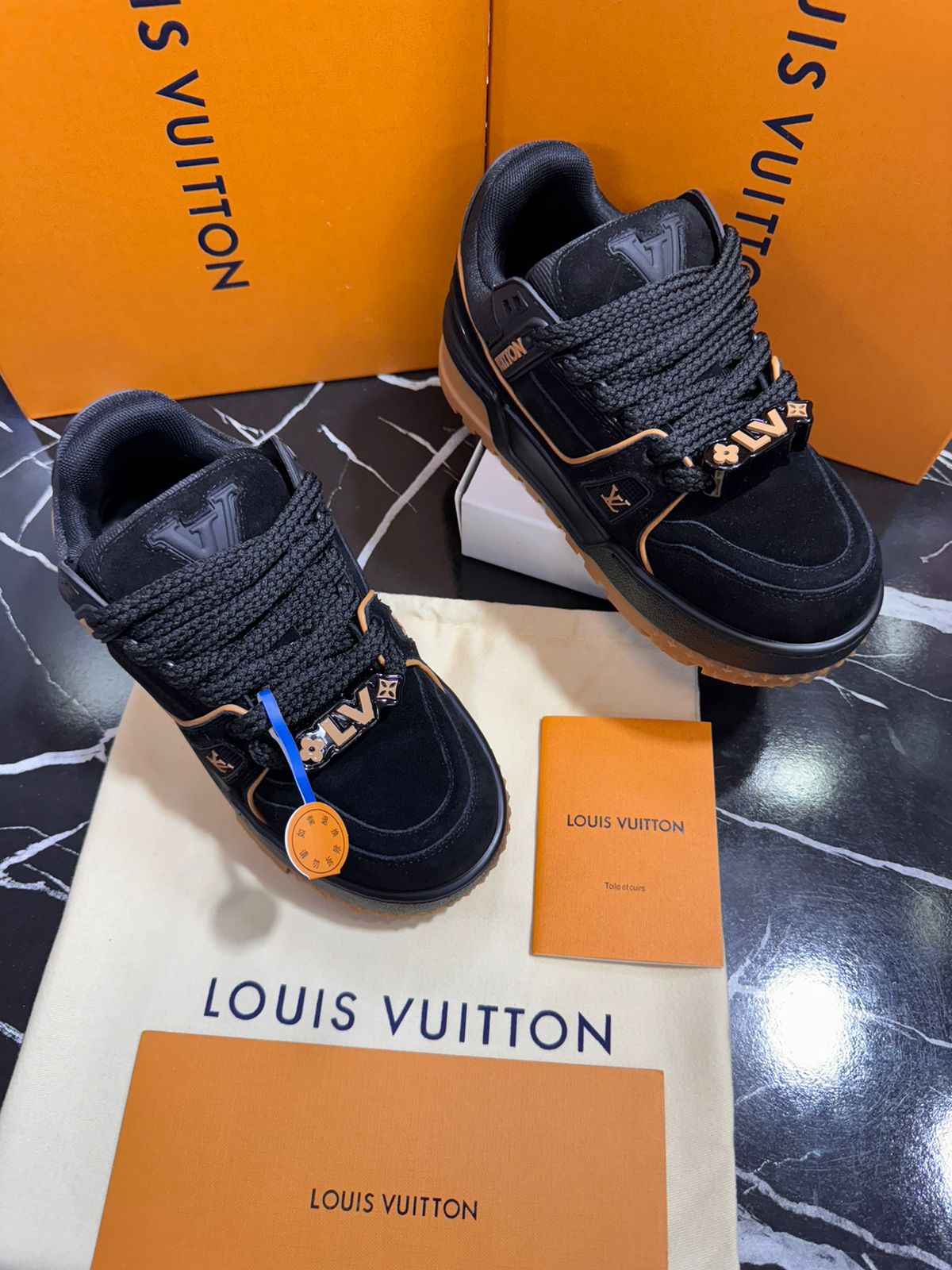 Louis Vuitton tenis negros con café