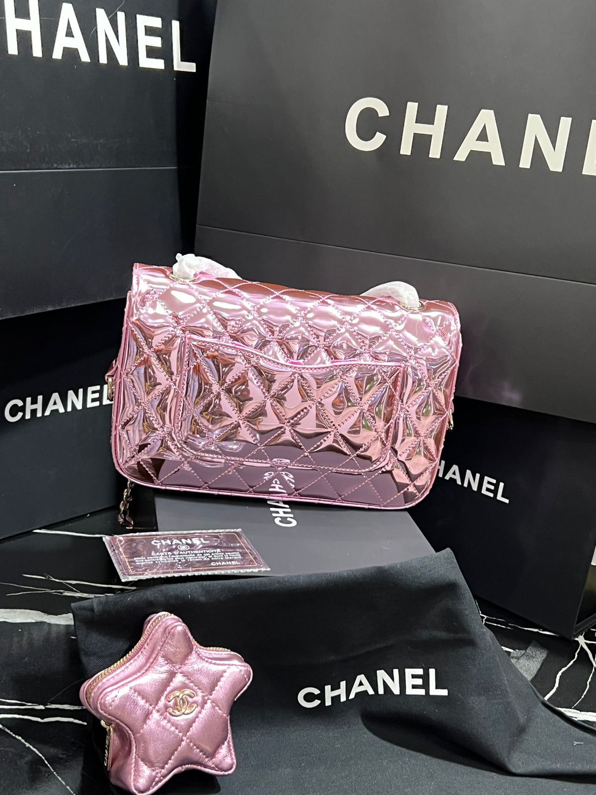 Chanel Edición Especial con Accesorio de Estrella Rosa Metálico Charol Piel