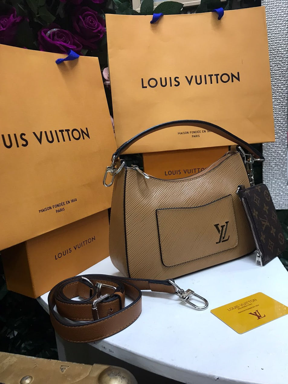 Louis Vuitton Crema con Cartera Piel