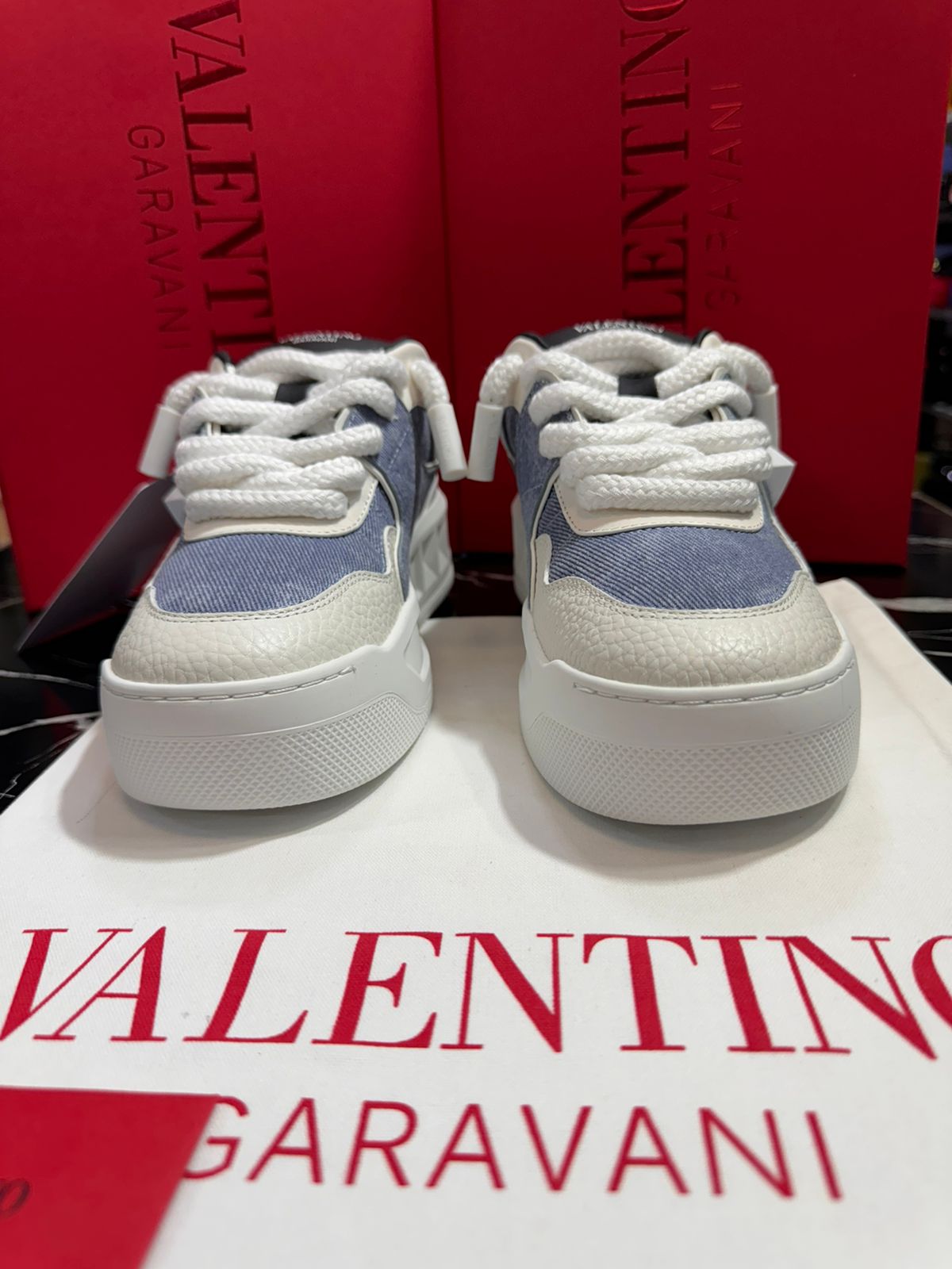 valentino zapatos blacos con gris