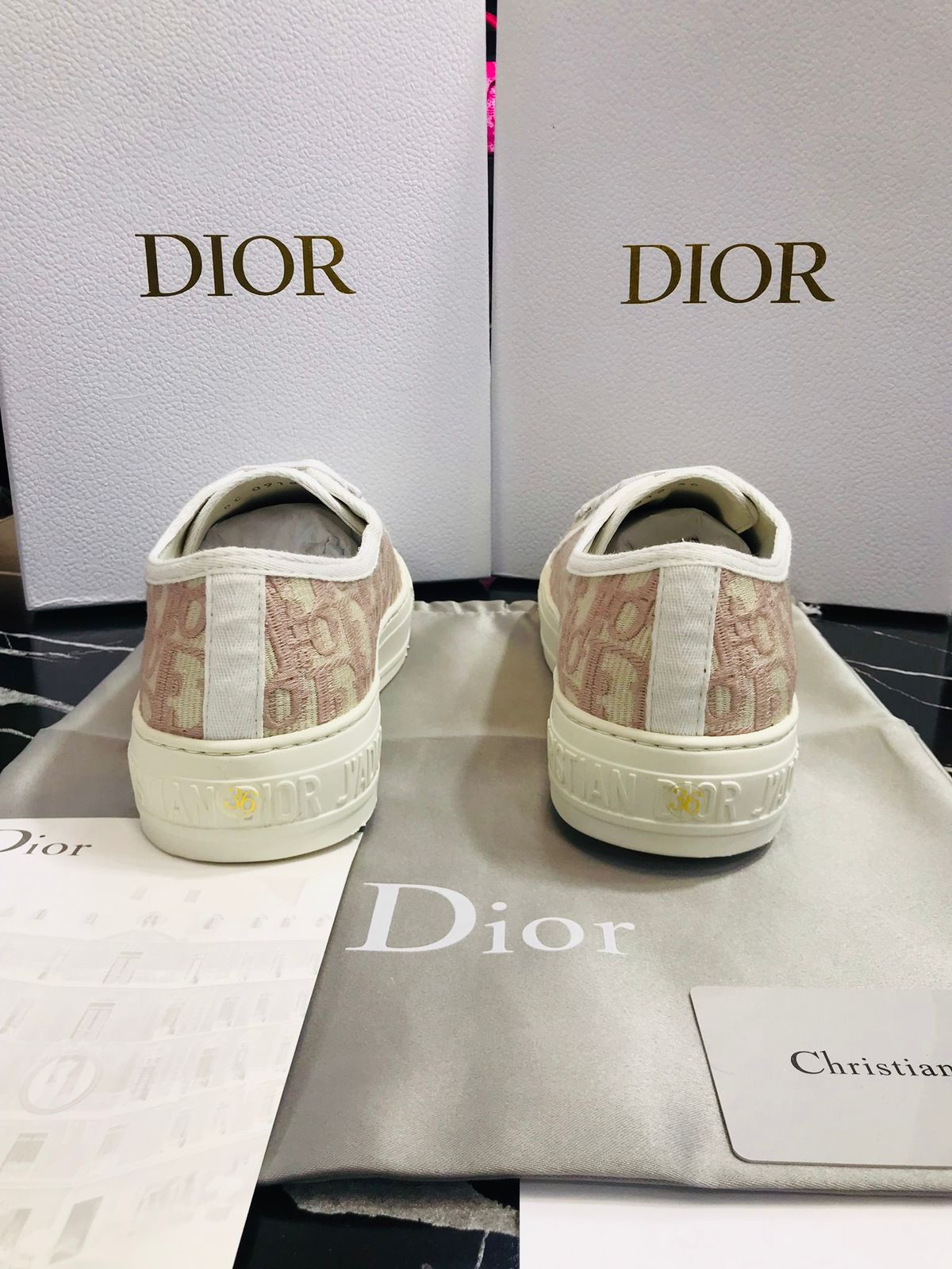 Dior tenis blancos con crema