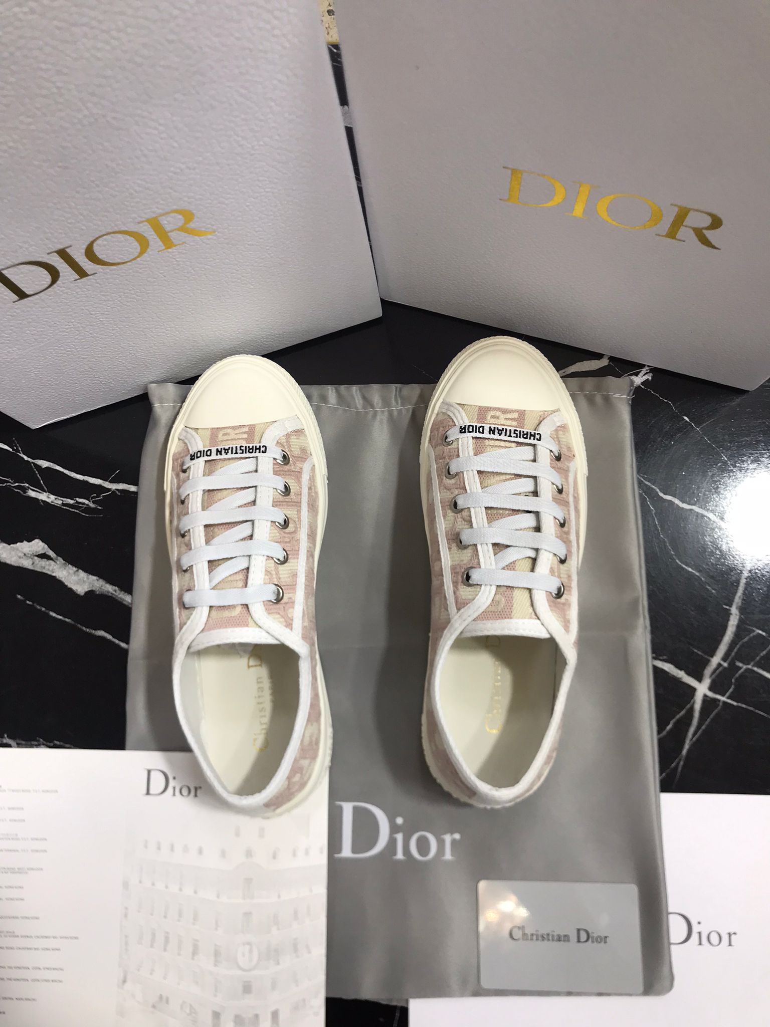 Dior tenis blancos con crema