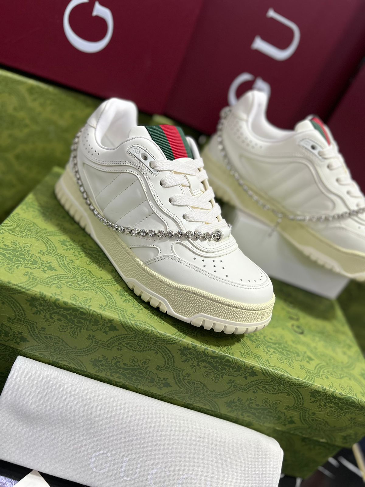 Gucci Tenis blancos con cadena