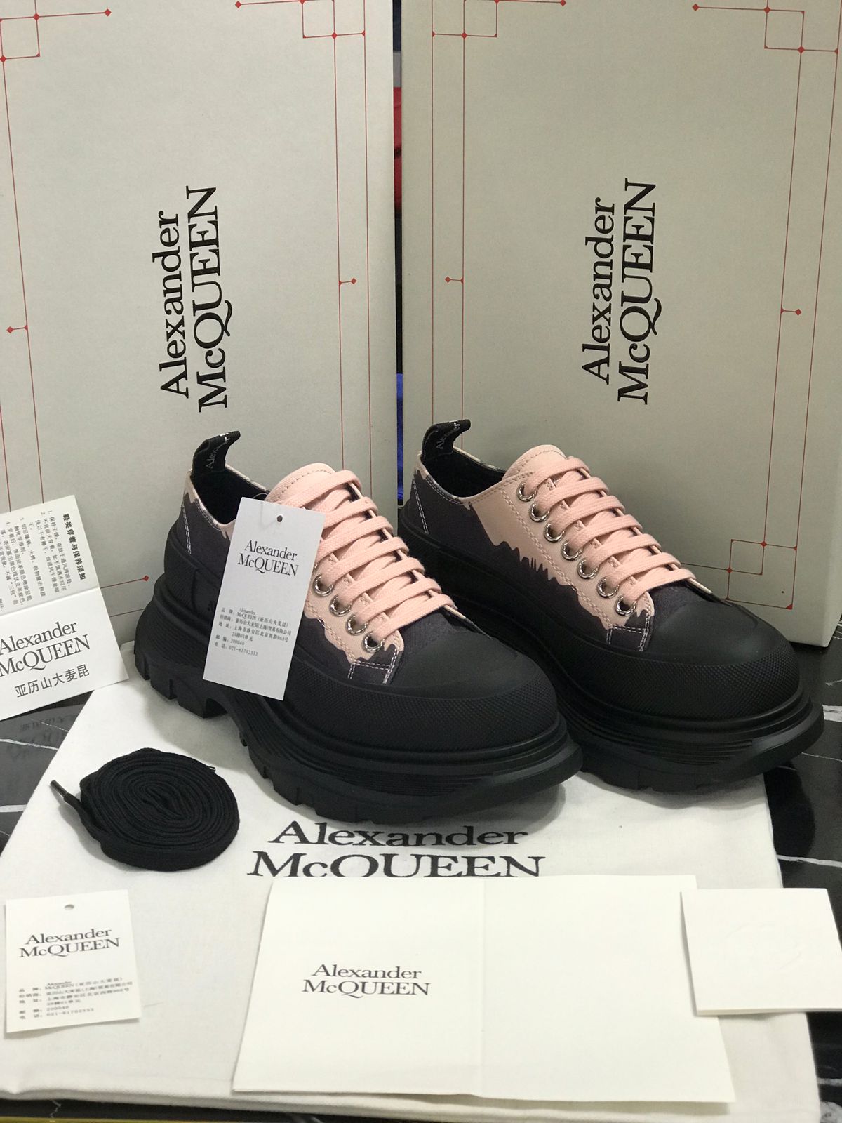 Alexander McQueen Negros con Agujetas Rosas