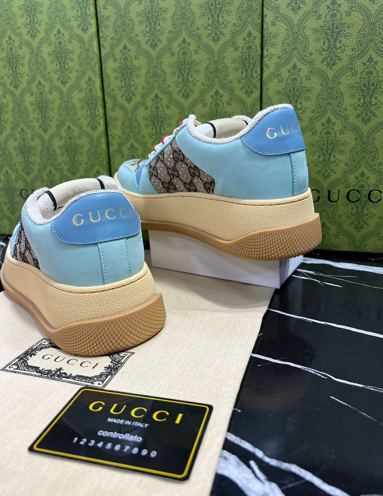 Gucci Tenis Azul con Rojo.