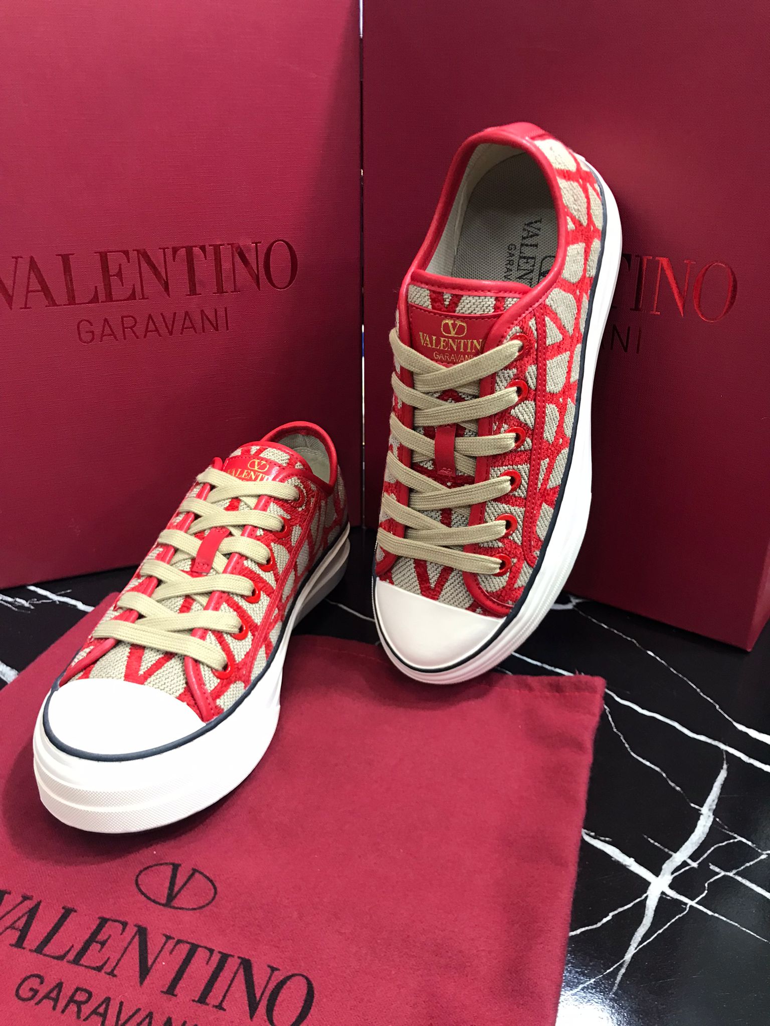 valentino tenis rojos