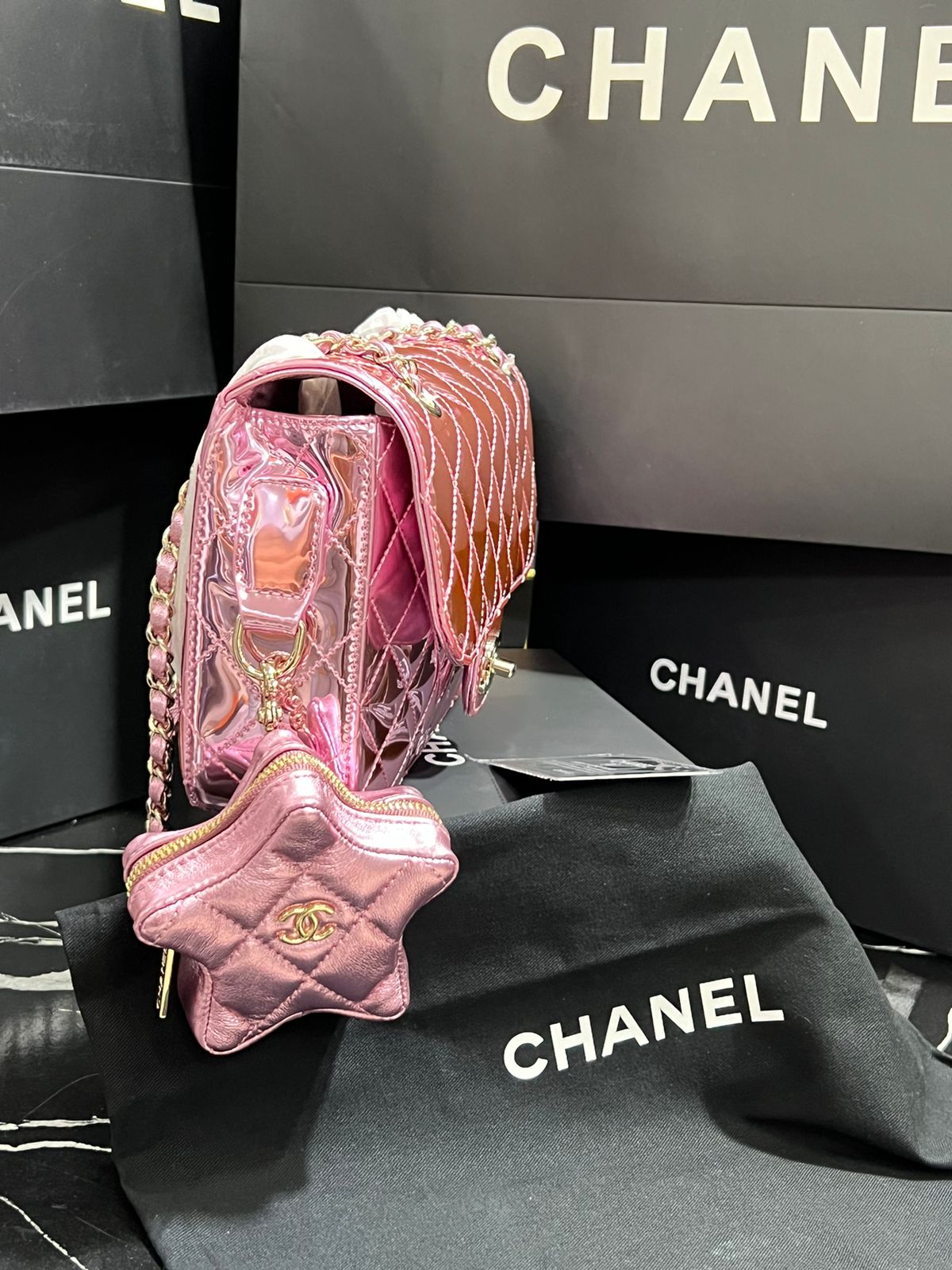 Chanel Edición Especial con Accesorio de Estrella Rosa Metálico Charol Piel