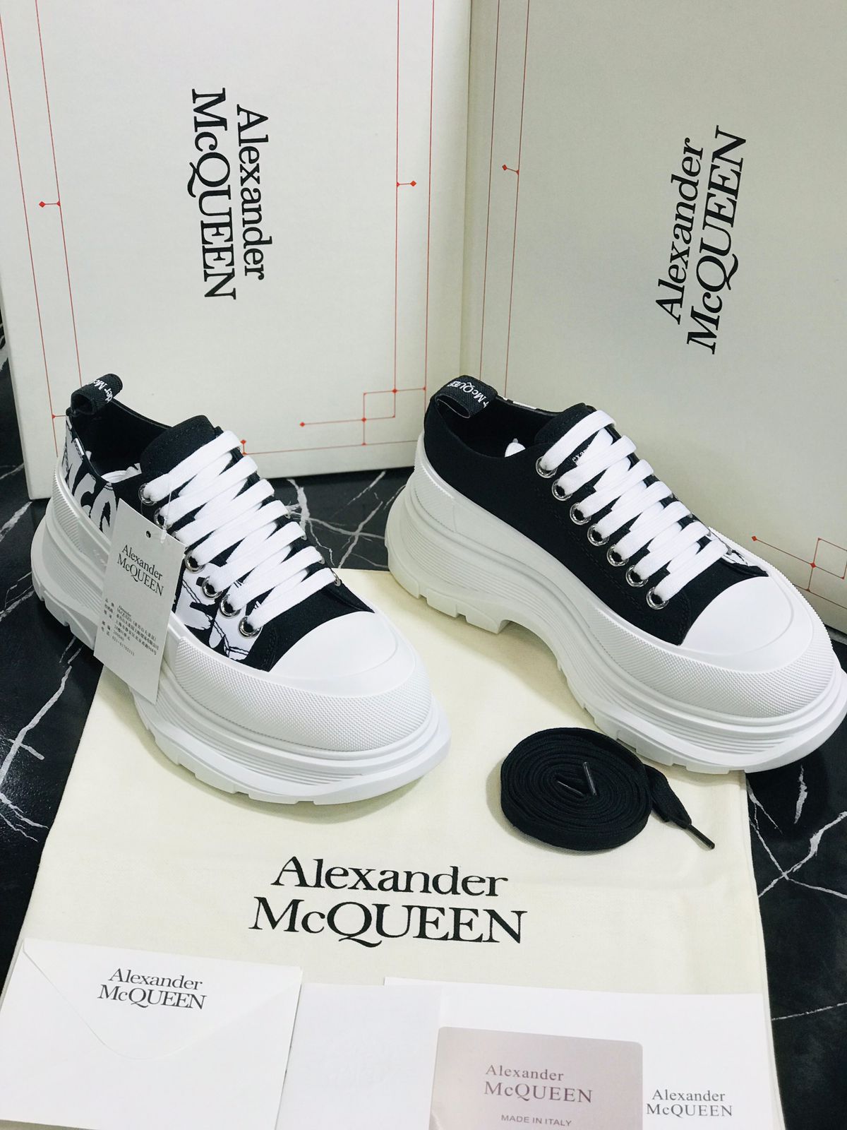 Alexander Macqueen tenis blacos con negro