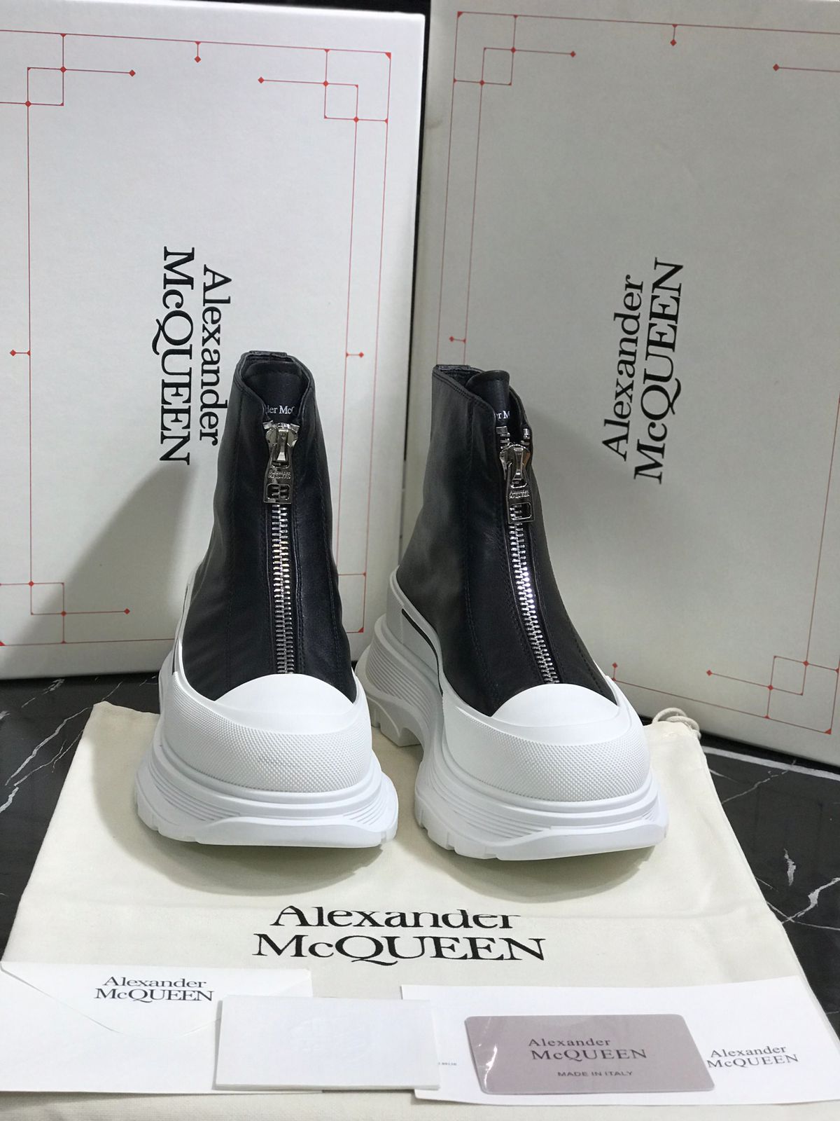 Alexander Mc Queen botin blanco con negro