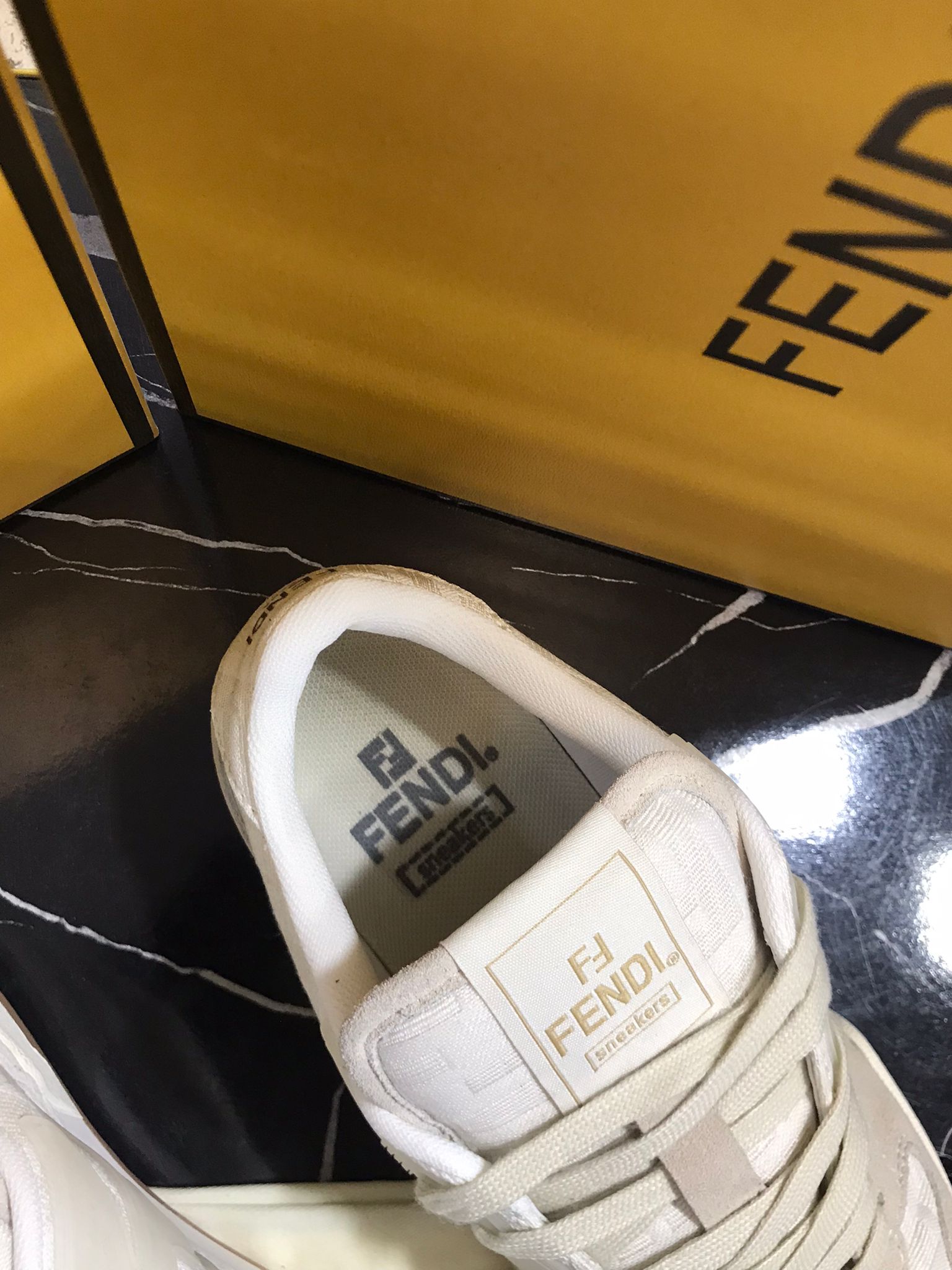 Fendi tenis blanco con cafe