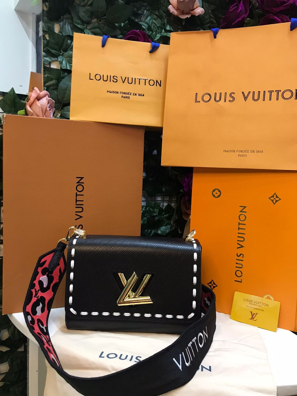 Louis Vuitton Negra con Bordados Plateados Pie