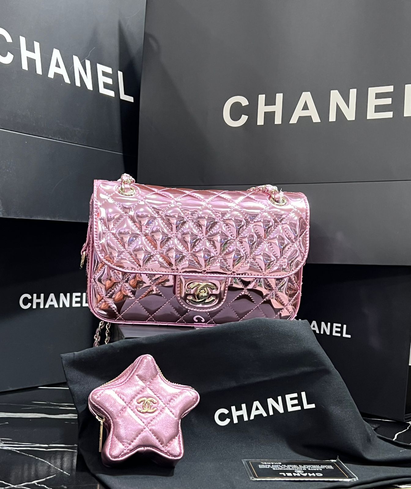 Chanel Edición Especial con Accesorio de Estrella Rosa Metálico Charol Piel