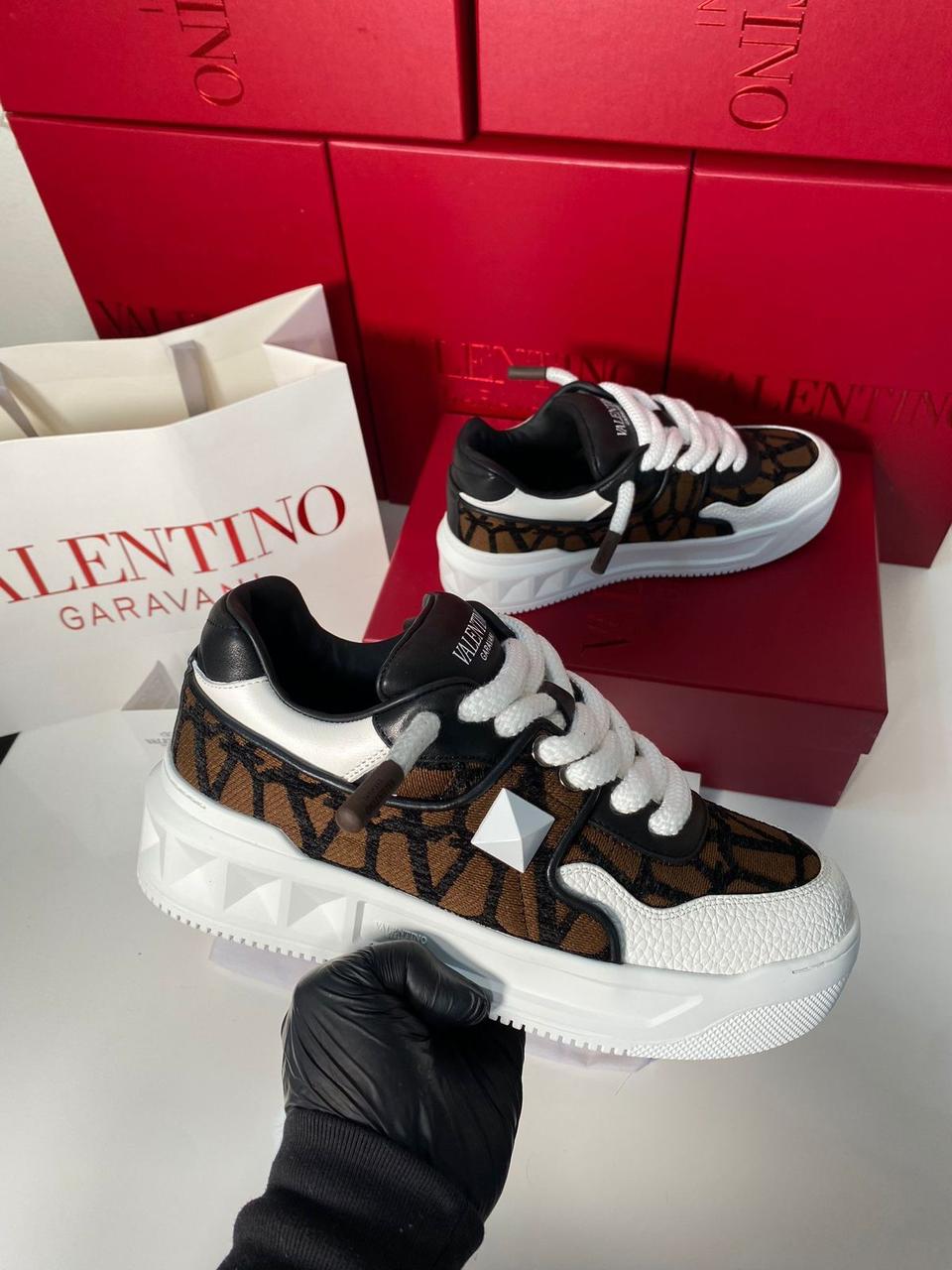 Valentino zapatos blancos con negros y café