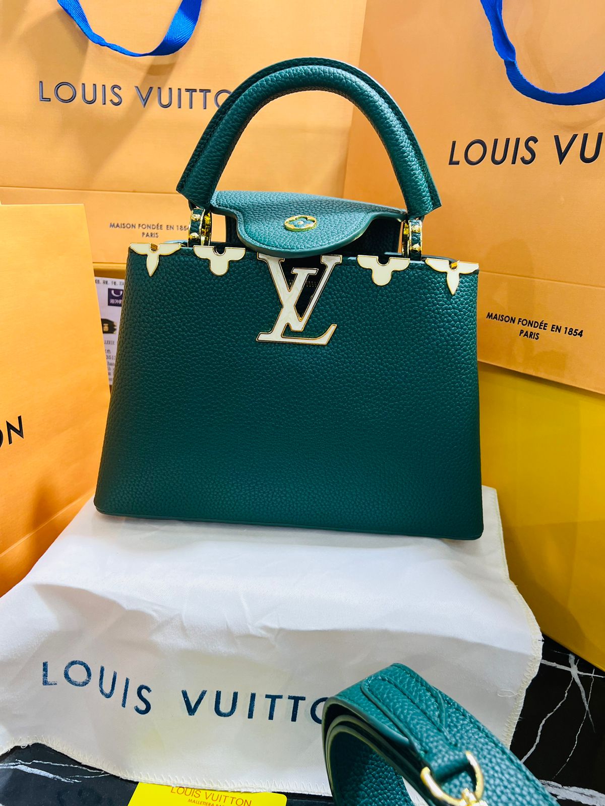 Louis Vuitton Capucine Verde Piel