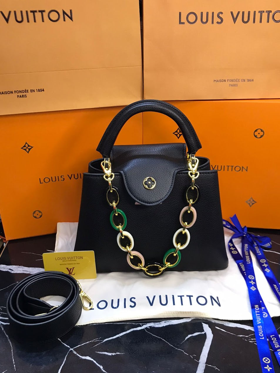 Louis Vuitton Broche  dorado Negra Piel