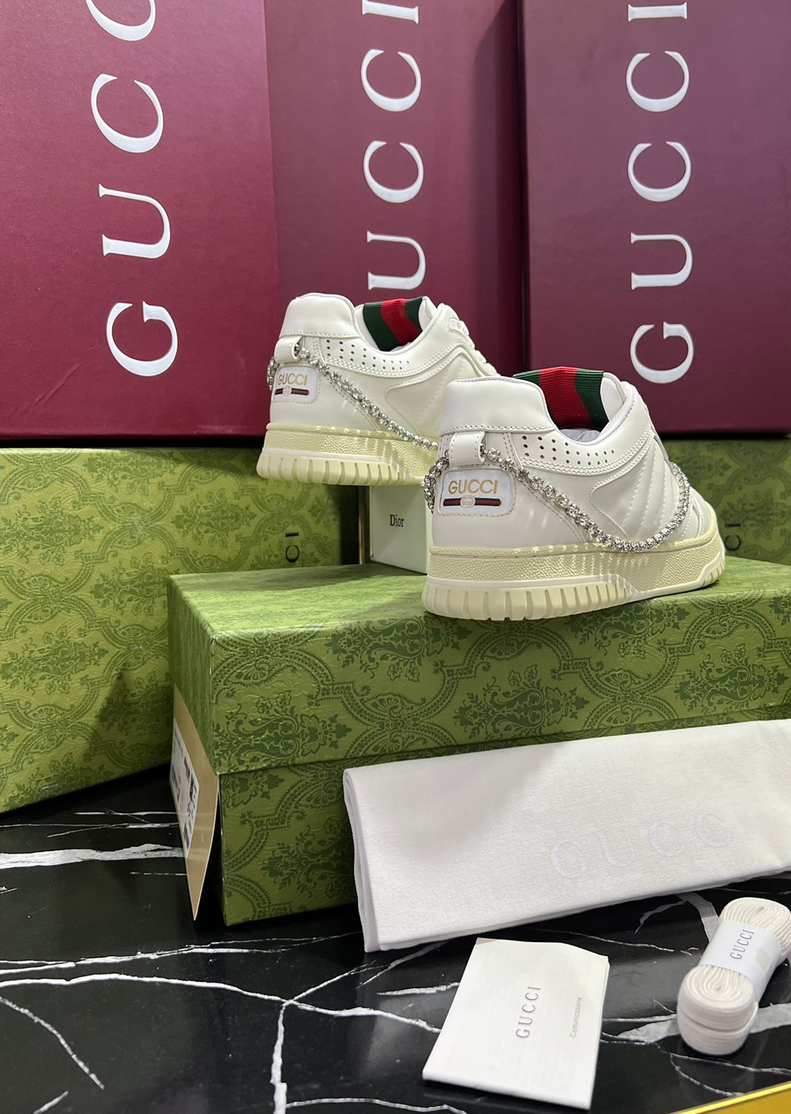 Gucci Tenis blancos con cadena