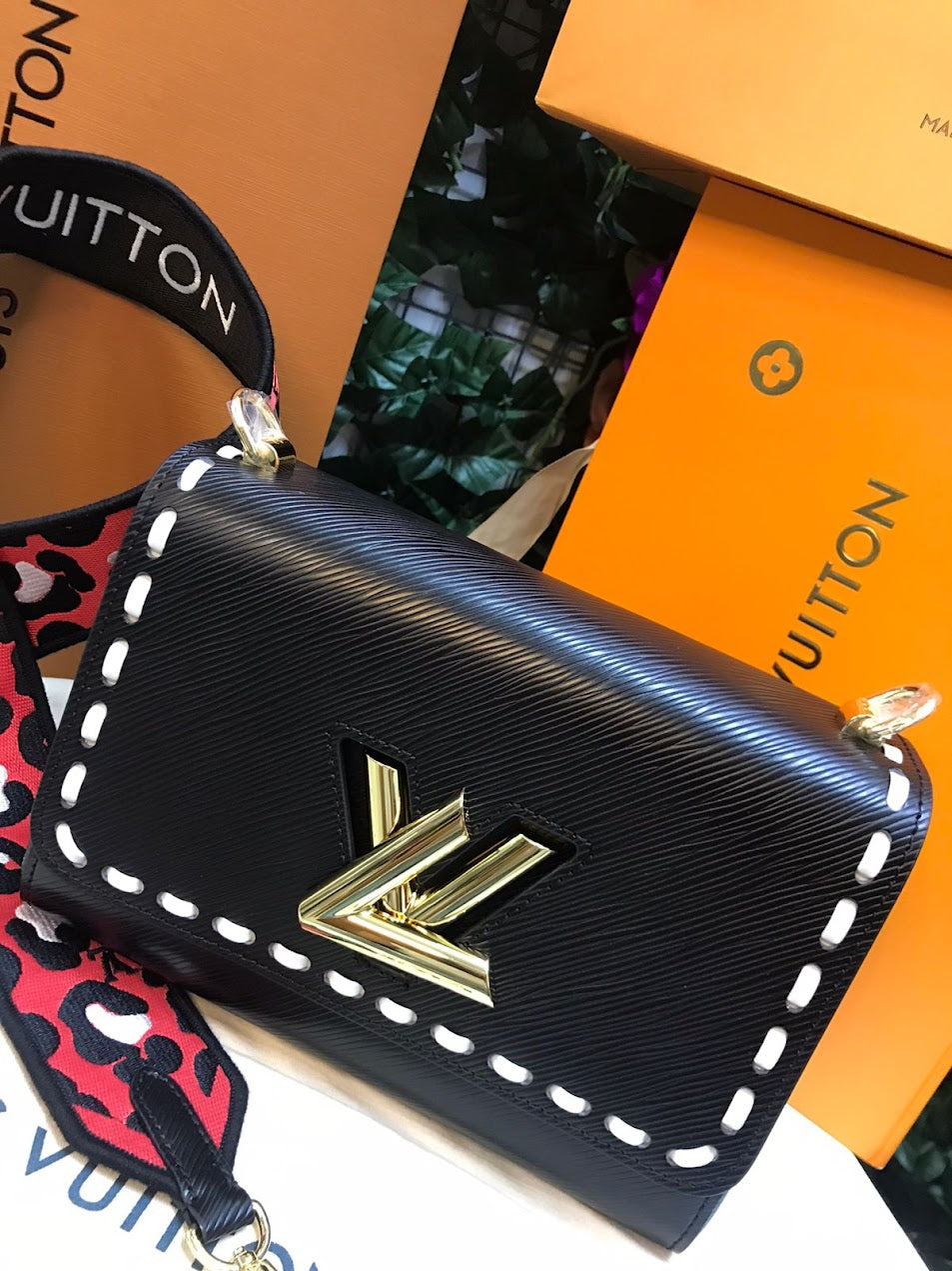 Louis Vuitton Negra con Bordados Plateados Pie