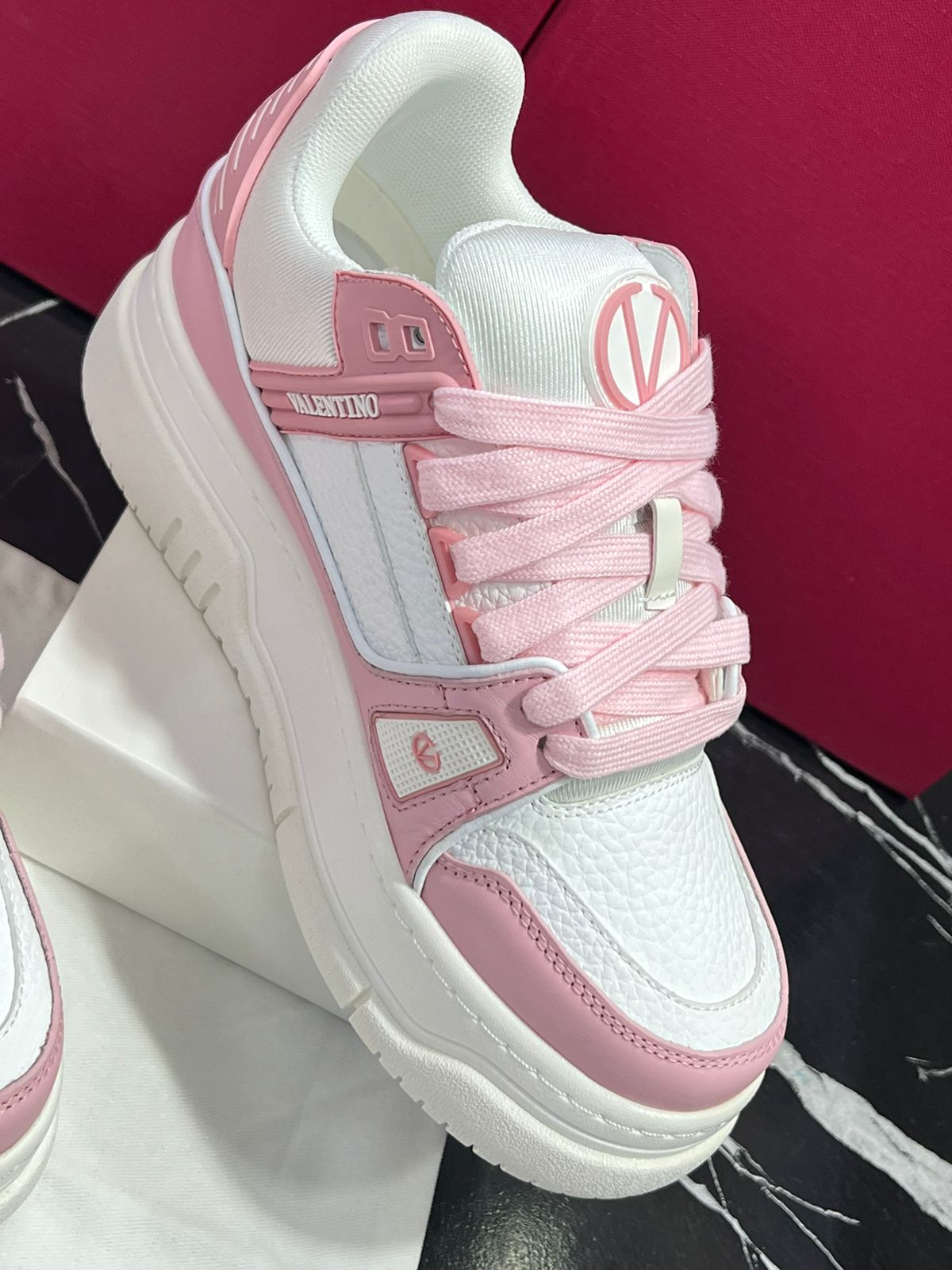 Valentino Tenis blanco con rosa