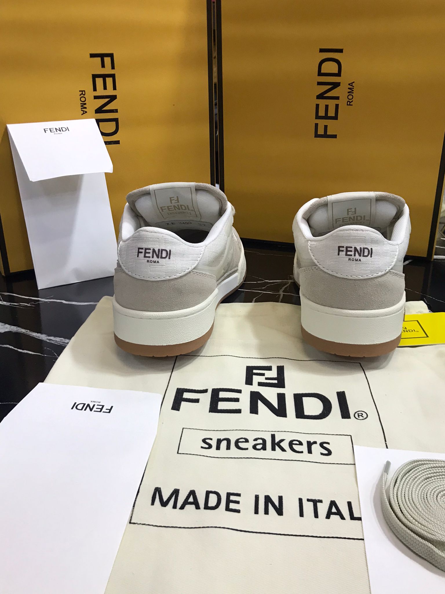 Fendi tenis blanco con cafe