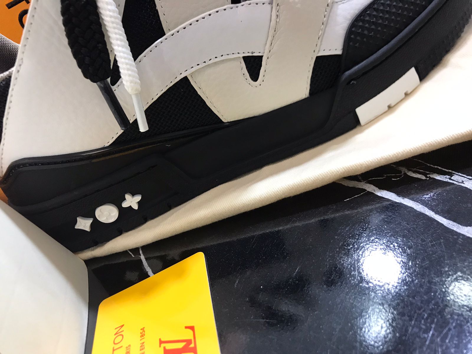 Louis Vuitton tenis color negros Caballero